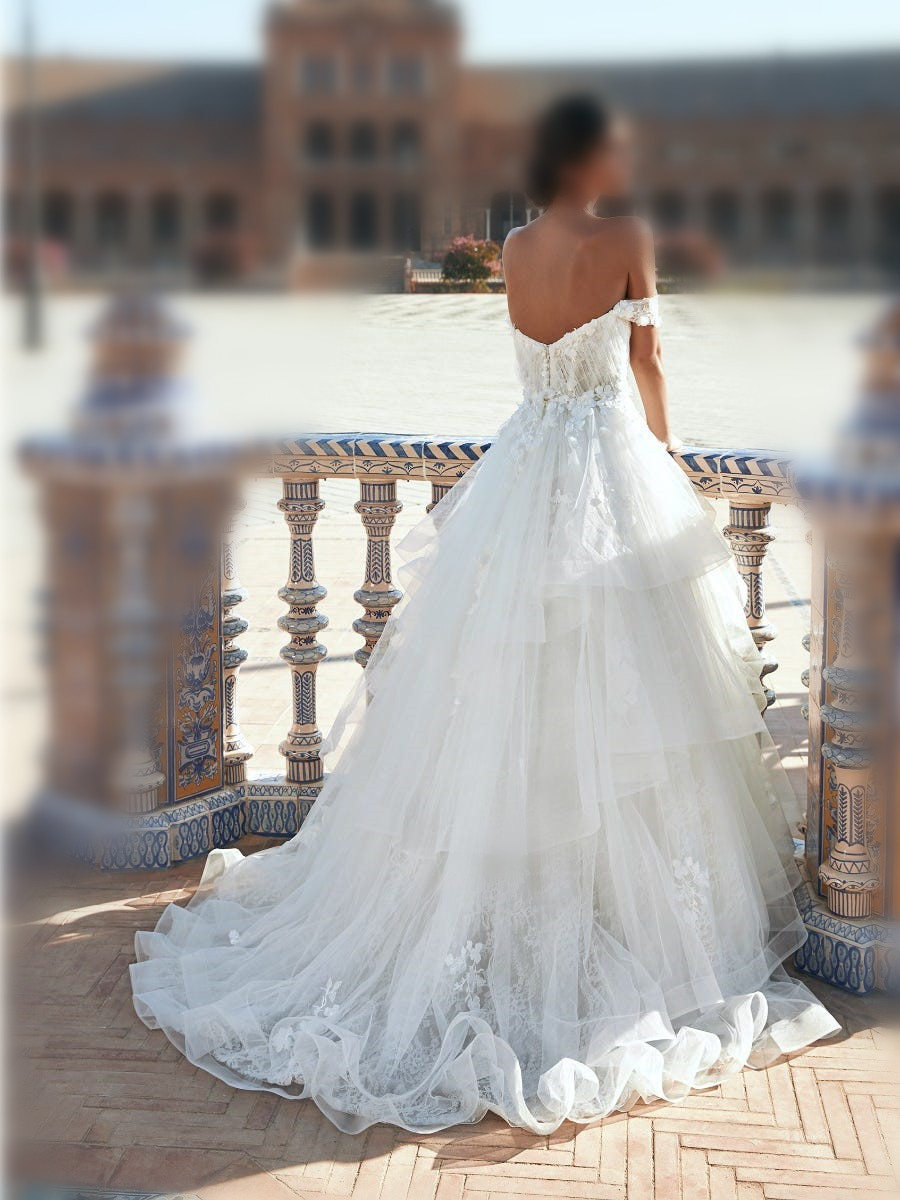 A-LINE OPEN-BACK WEDDING DRESS WITH SWEETHEART NECKLINE, DROP SLEEVES AND LACE