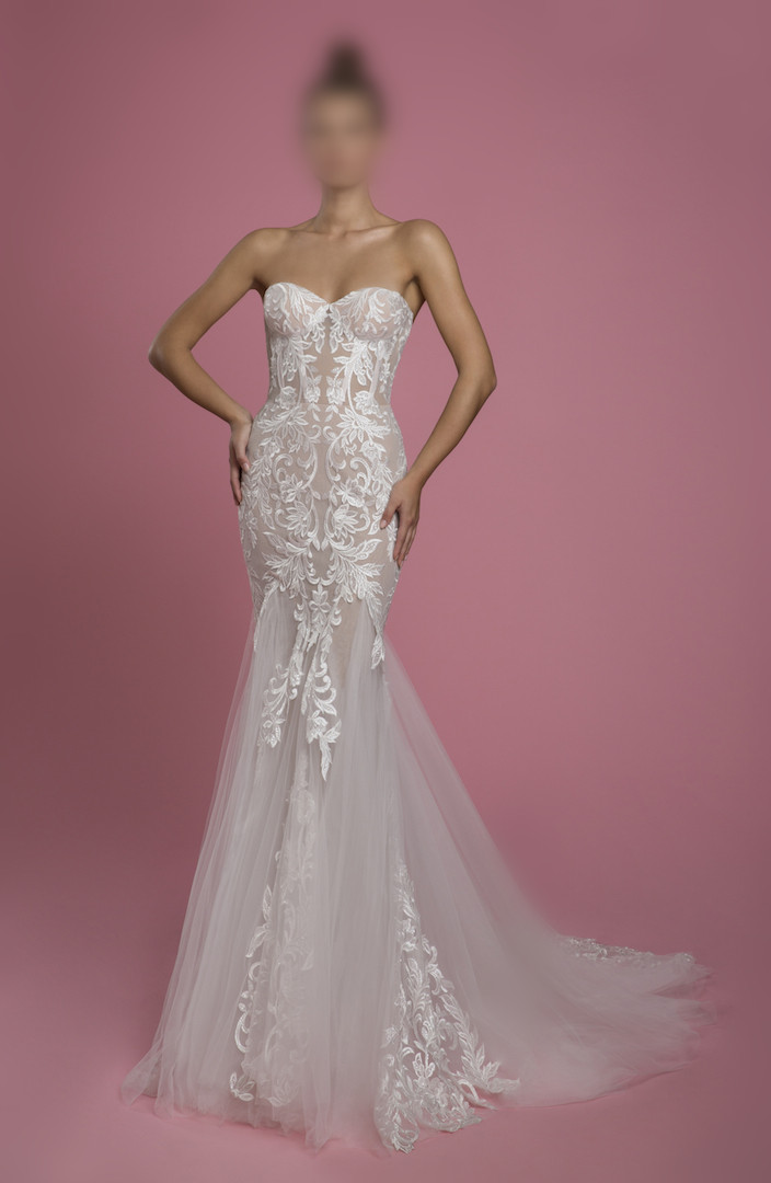 STRAPLESS SWEETHEART NECKLINE MERMAID WEDDING DRESS WITH LACE APPLIQUE AND TULLE SKIRT