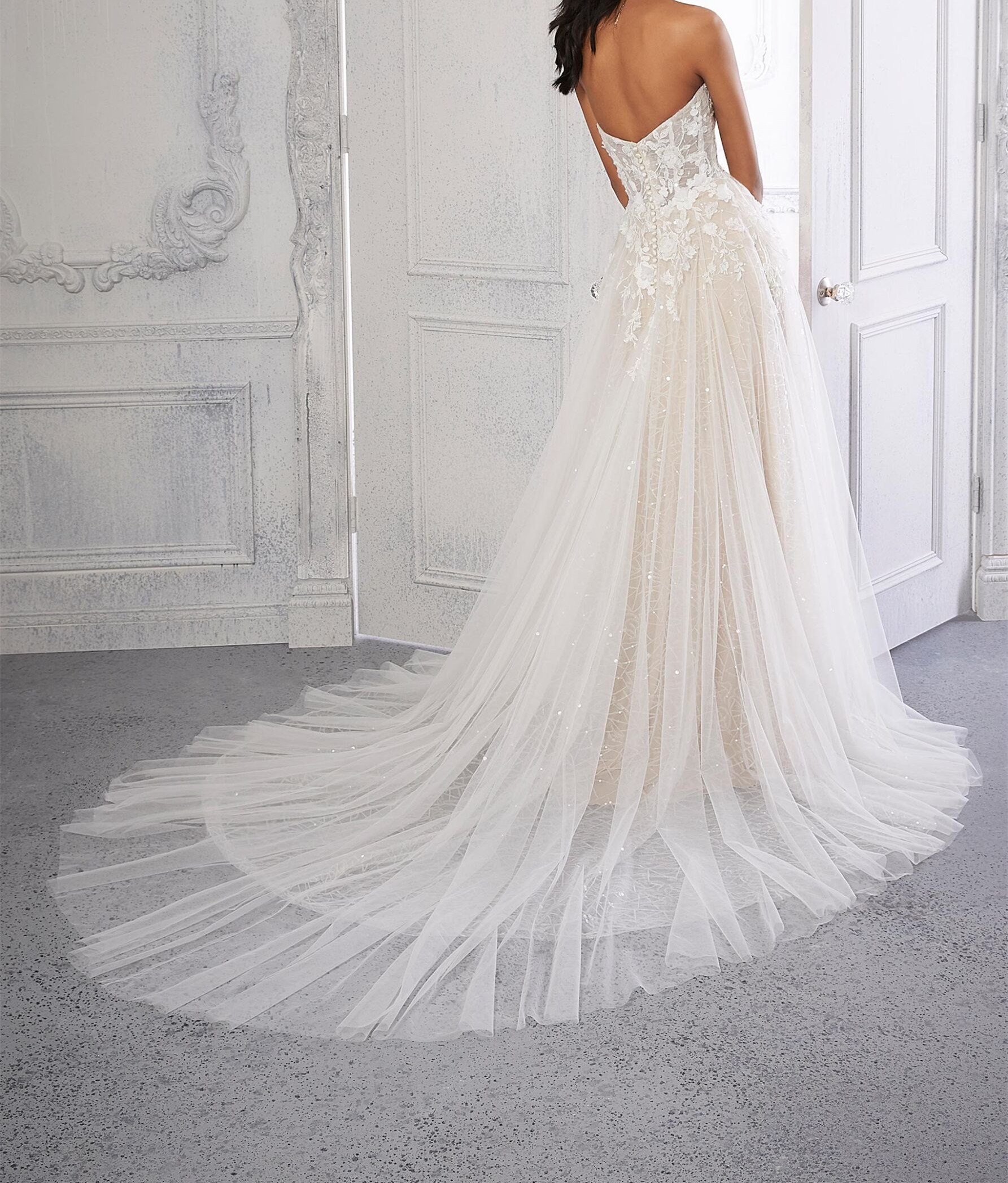 This net A-line wedding dress features a strapless bodice with a sweetheart neckline