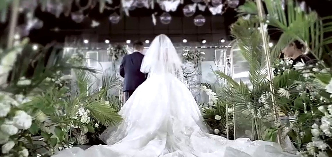 This is the real wedding photo. The video of wedding photo is more memorable!
