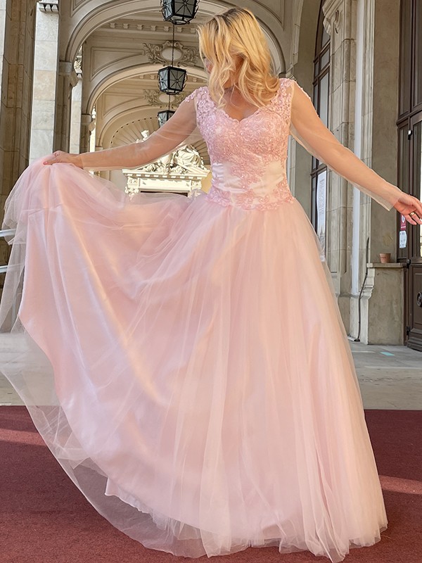 A-Line/Princess Tulle Applique V-neck Long Sleeves Floor-Length Dresses 5205