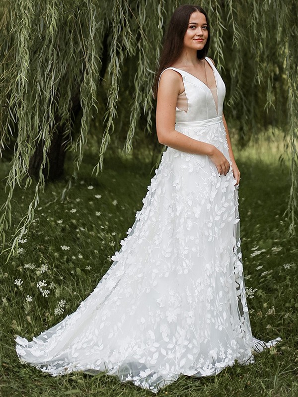 A-Line/Princess Sleeveless Organza V-neck Applique Sweep/Brush Train Wedding Dresses 896