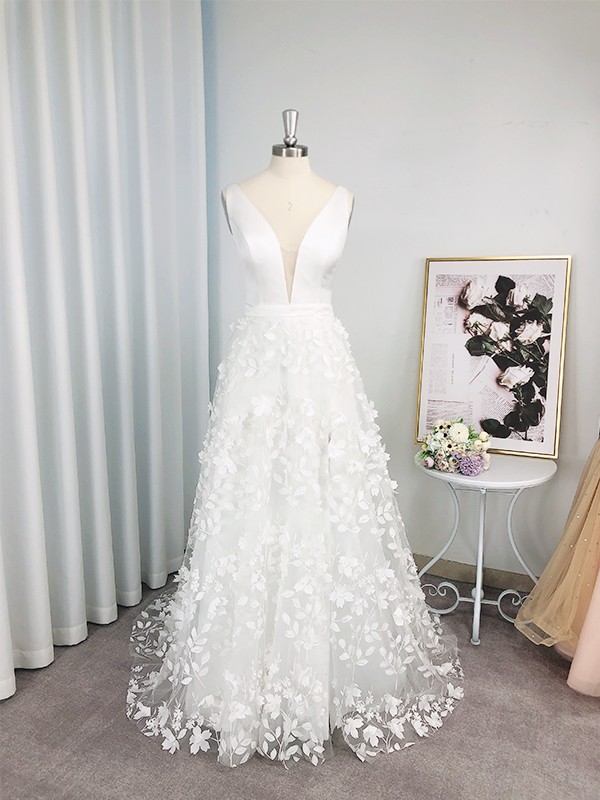 A-Line/Princess Sleeveless Organza V-neck Applique Sweep/Brush Train Wedding Dresses 896