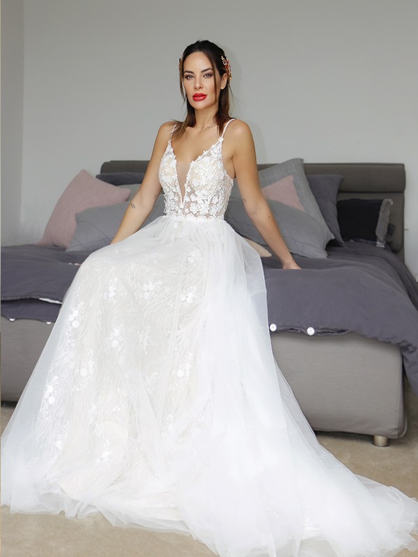 A-Line/Princess Tulle V-neck Sleeveless Applique Sweep/Brush Train Wedding Dresses 1117