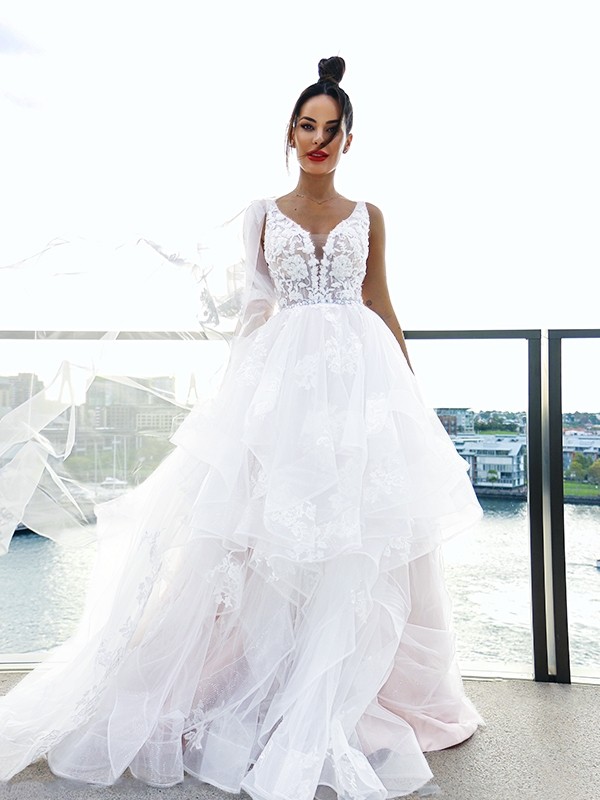 A-Line/Princess V-neck Applique Sleeveless Tulle Sweep/Brush Train Wedding Dresses 1126