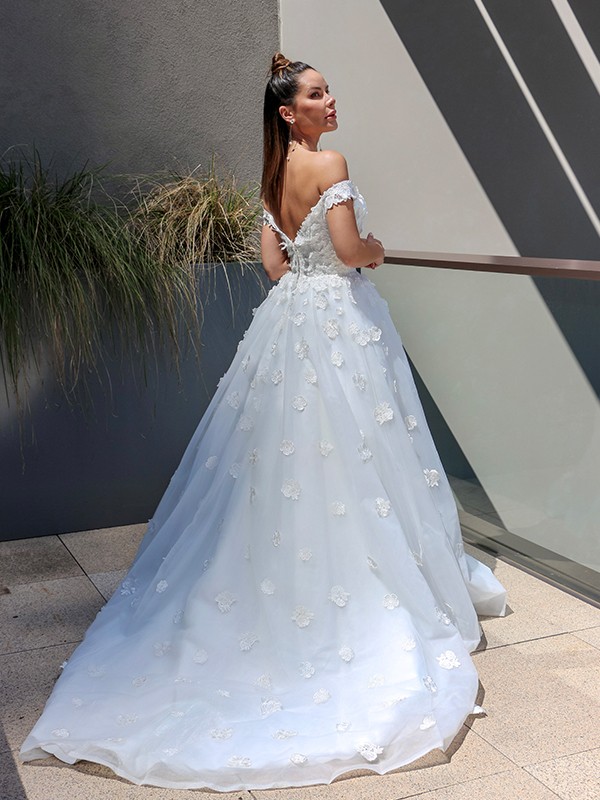 Ball Gown V-neck Tulle Applique Sleeveless Chapel Train Wedding Dresses 1338