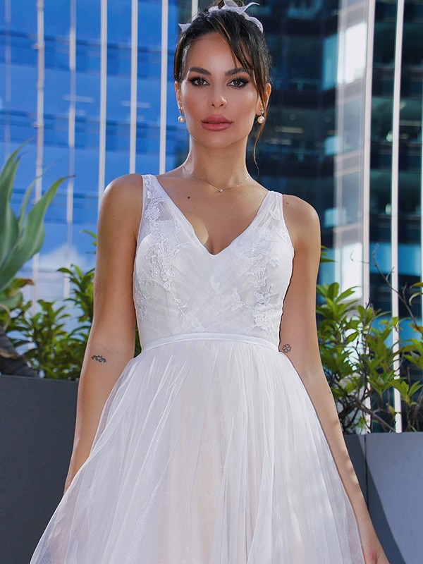 A-Line/Princess Tulle V-neck Applique Sleeveless Sweep/Brush Train Wedding Dresses 1111