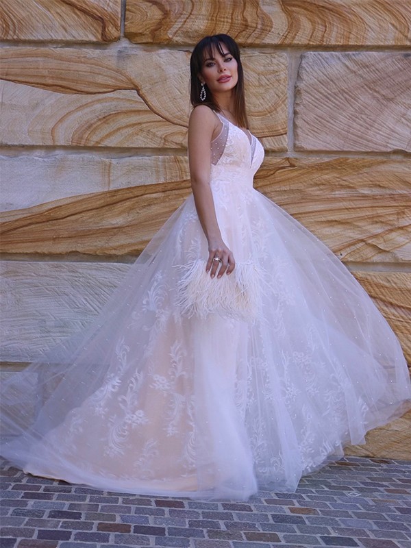 A-Line/Princess Lace Applique V-neck Sleeveless Sweep/Brush Train Wedding Dresses 709