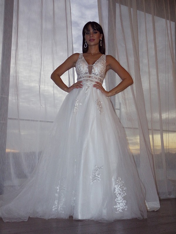 A-Line/Princess V-neck Tulle Sleeveless Applique Sweep/Brush Train Wedding Dresses 1165