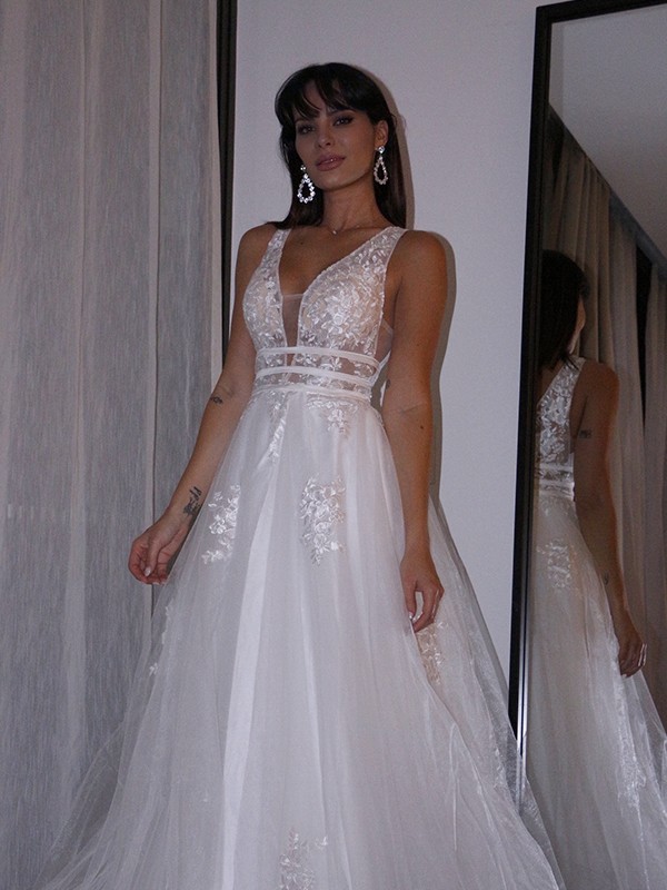 A-Line/Princess V-neck Tulle Sleeveless Applique Sweep/Brush Train Wedding Dresses 1165