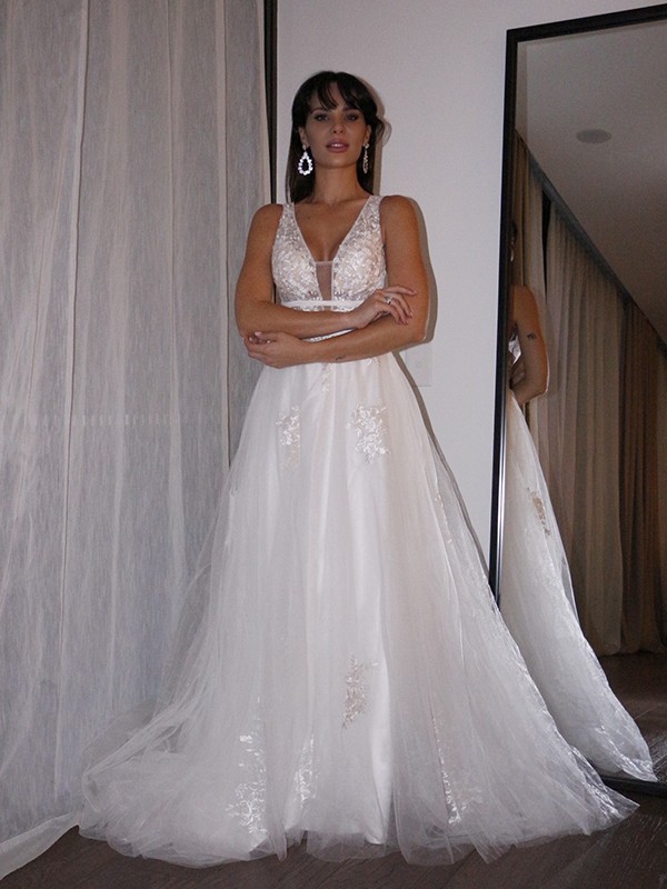 A-Line/Princess V-neck Tulle Sleeveless Applique Sweep/Brush Train Wedding Dresses 1165