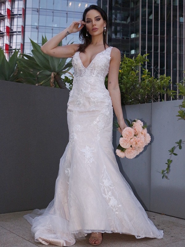 Trumpet/Mermaid Lace Applique V-neck Sleeveless Sweep/Brush Train Wedding Dresses 1577