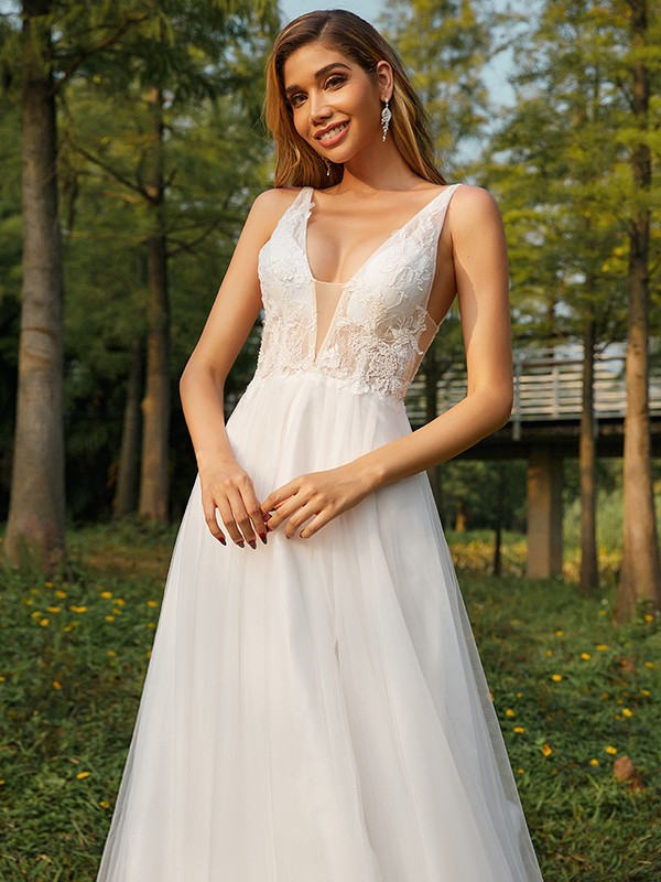 A-Line/Princess Tulle Applique V-neck Sleeveless Sweep/Brush Train Wedding Dresses 1031