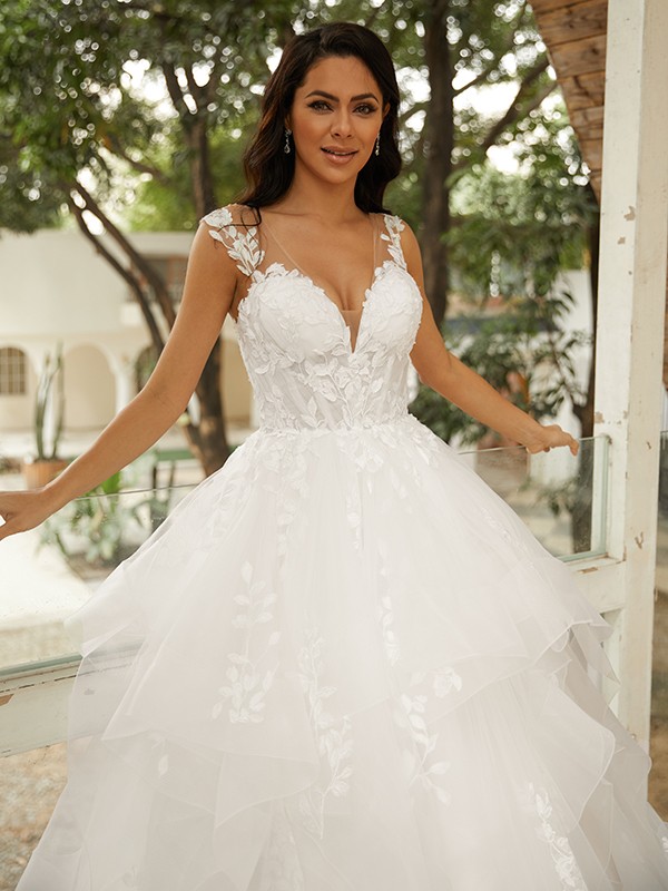 Ball Gown Tulle Applique V-neck Sleeveless Court Train Wedding Dresses 1300