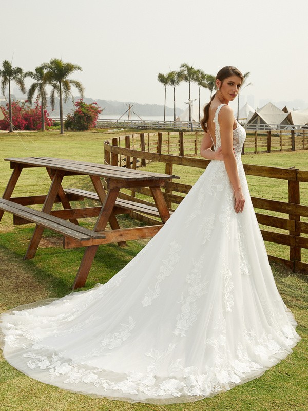 A-Line/Princess Tulle Lace Scoop Sleeveless Chapel Train Wedding Dresses 1058