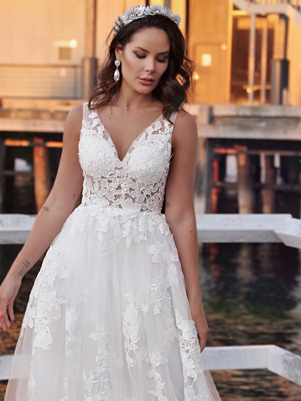 A-Line/Princess Tulle Sleeveless Applique V-neck Sweep/Brush Train Wedding Dresses 1104